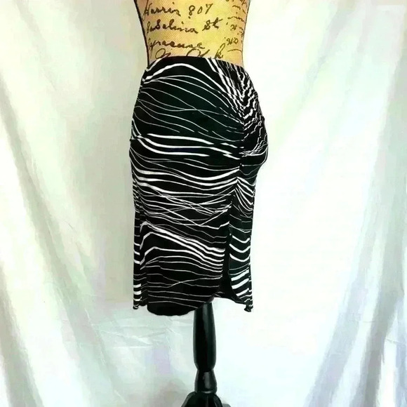 Bebe pattern skirt - Picture 1 of 8